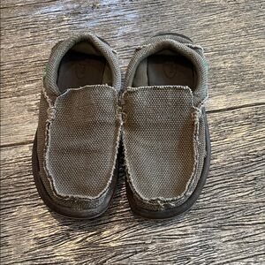 Size 8 Casual Slip-On Canvas Shoes in Olive Green GUC some wear as pictured